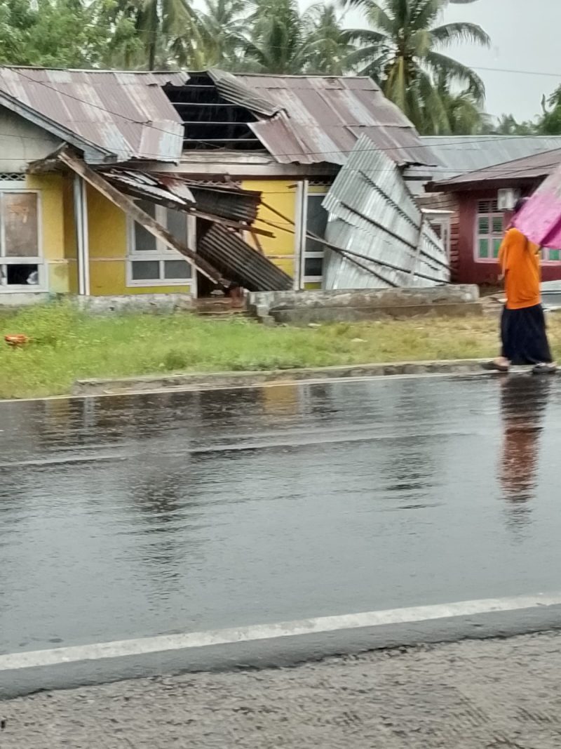 Rumah Alm. Darwin Mato Ambrol akibat angin kencang dan Hujan deras Desa Sipatana, Kec. Buntulia
Foto: Istimewa