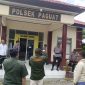 Ketua DPW AKPERSI Imran Uno, bersama massa aksi APRG di halaman Polsek Paguat. 
Foto istimewa