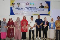 Wabup Iwan S.Adam dan Kadis DP3AP2KB, Nizma Sanad dalam sesi Foto bersama Di Aula Serba Guna Oma Cafe