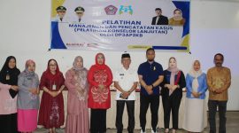 Wabup Iwan S.Adam dan Kadis DP3AP2KB, Nizma Sanad dalam sesi Foto bersama Di Aula Serba Guna Oma Cafe
