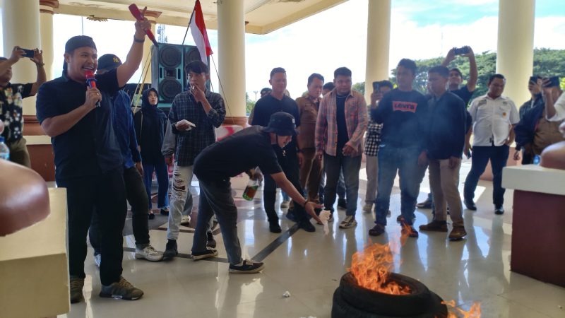 Masa Aksi AMM depan Kantor Bupati Pohuwato. Orator Abdurrahman G. 
