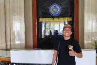 Zainudin Hadjarati Alias Ka Kuhu saat berada di lobby Rektorat UMGo
(foto ISTIMEWA)