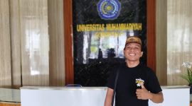 Zainudin Hadjarati Alias Ka Kuhu saat berada di lobby Rektorat UMGo
(foto ISTIMEWA)
