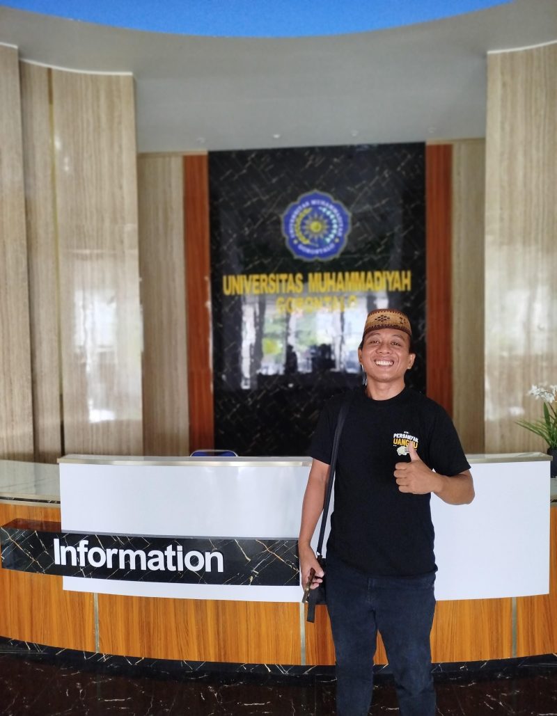 Zainudin Hadjarati Alias Ka Kuhu saat berada di lobby Rektorat UMGo
(foto ISTIMEWA)