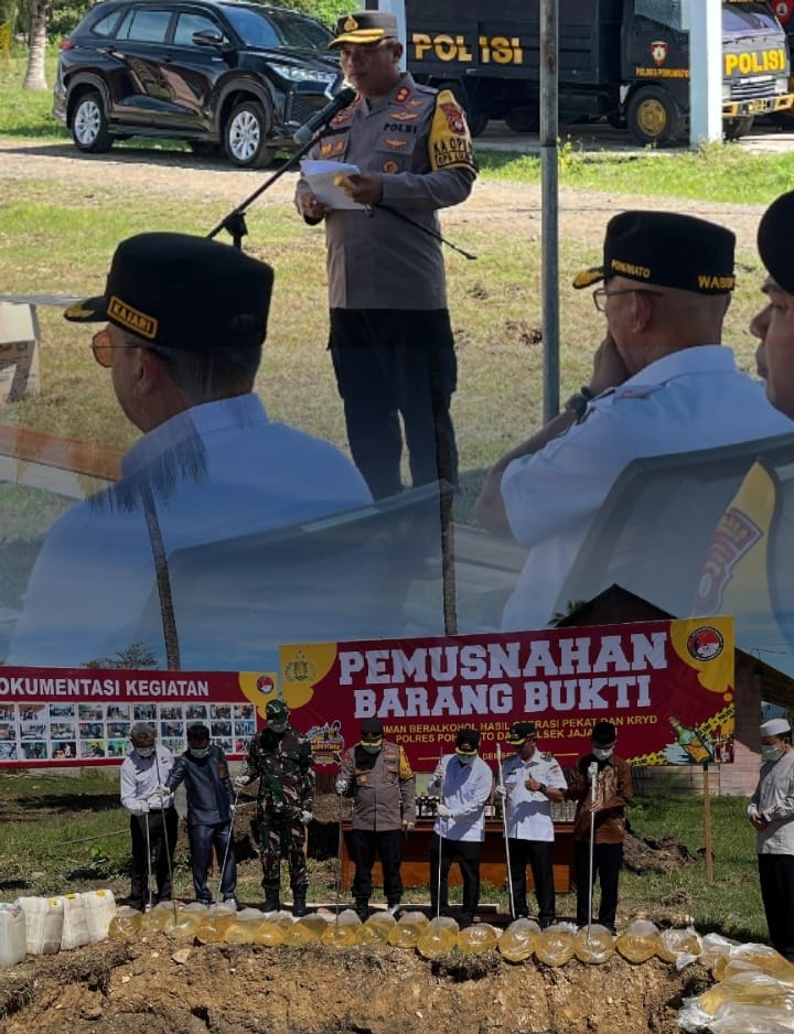 Sambutan oleh Kapolres Pohuwato AKBP Busroni dan proses Pemusnahan barang Bukti minuman beralkohol oleh anggota Polres Pohuwato