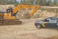 Excavator LIUGONG yang di bawa menuju MAKO Polres Pohuwato 