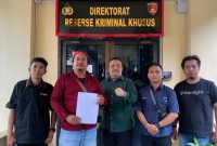 Kadek Sugiarta bersama rekan saat melaporkan pelanggaran Hak Cipta di Polda Gorontalo. Dok. Istimewa