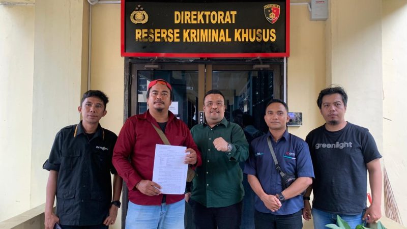 Kadek Sugiarta bersama rekan saat melaporkan pelanggaran Hak Cipta di Polda Gorontalo. Dok. Istimewa