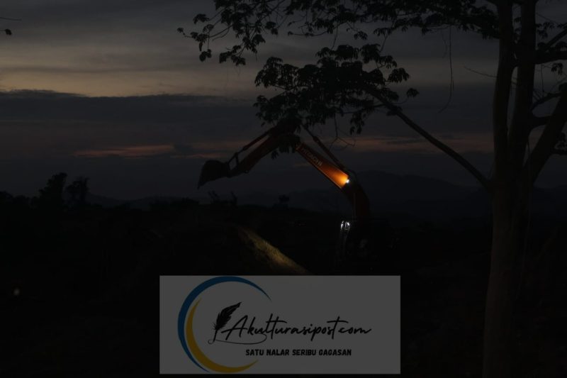 Alat Berat Jenis Excavator Hitachi di duga milik dari oknum Polres Phw yang beroperasi pada senin malam 09/02/2026