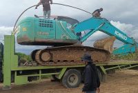 Excavator Kobelco yang di angkut menuju Mako Polres Pohuwato dari Lokasi PETI Hutino pada sabtu siang 14/02/2026.