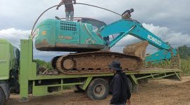 Excavator Kobelco yang di angkut menuju Mako Polres Pohuwato dari Lokasi PETI Hutino pada sabtu siang 14/02/2026.