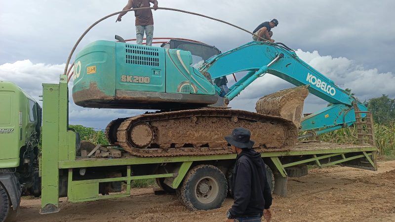 Excavator Kobelco yang di angkut menuju Mako Polres Pohuwato dari Lokasi PETI Hutino pada sabtu siang 14/02/2026.