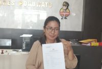 Vetawaty sesaat setelah melaporkan tindak pidana pengancaman di SPKT Polres Pohuwato. (Foto;arsady) 