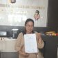 Vetawaty sesaat setelah melaporkan tindak pidana pengancaman di SPKT Polres Pohuwato. (Foto;arsady) 