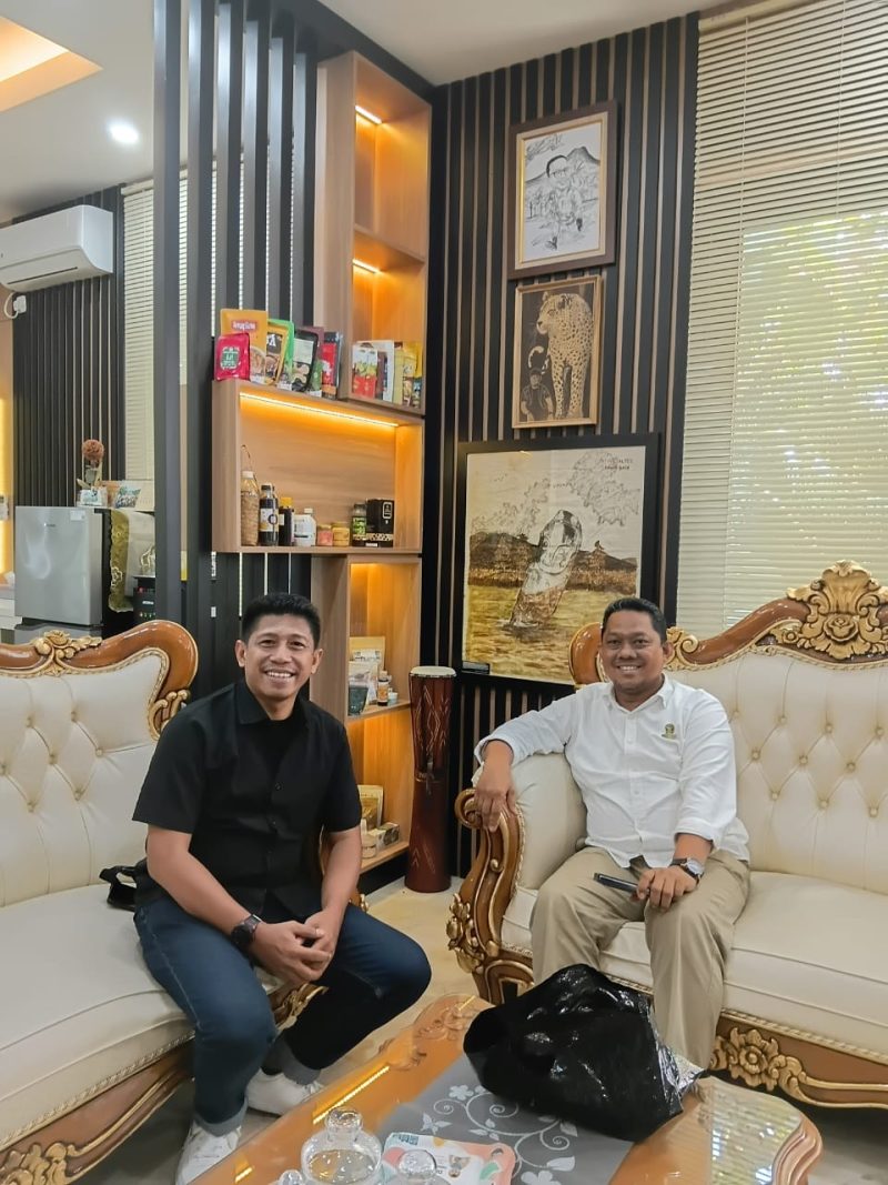 Rahmat Kasadi (Aliansi Pinogu Merdeka) Bersama Direktur Direktorat Jendral Konservasi Sumber Daya Alam (KSDAE) Ahmad Munawir. Dok. istimewa