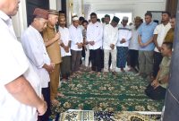 Bupati Saipul Mbuinga di rumah duka alm. Kompol(purn) Effendi Mointi
