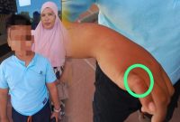 Korban AM dan ibu korban saat hendak melapor ke SPKT Polres Pohuwato atas dugaan Penganiayaan. Dok. Arsady