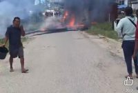 Mobil pickup yang terbakar yang beredar di media sosial. Foto istimewa