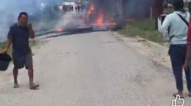 Mobil pickup yang terbakar yang beredar di media sosial. Foto istimewa