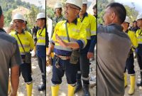 Pihak perusahaan PGM saat turun menghentikan aktifitas warga lokal di lokasi Nanasi, Desa Hulawa, Kecamatan Buntulia. Dok istimewa