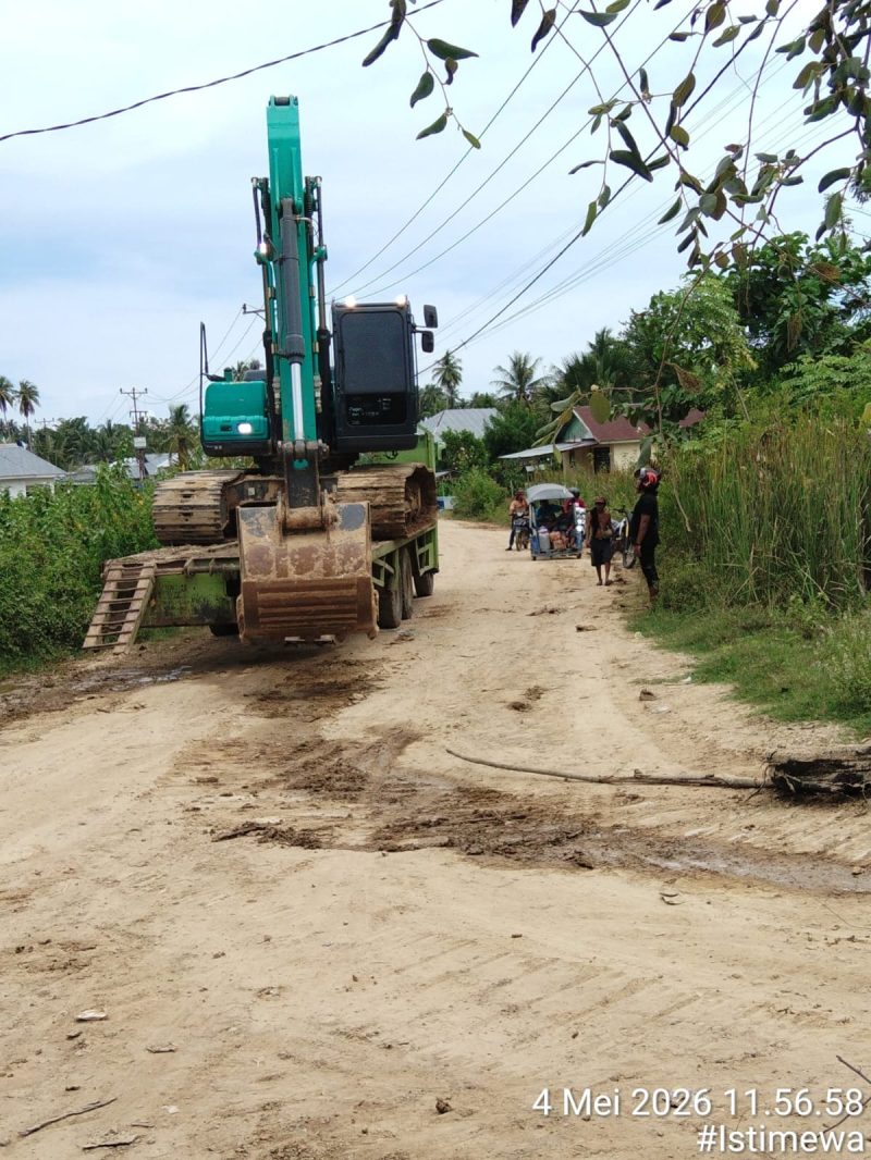 Excavator Sunward di angkut menuju Polres Pohuwato dari lokasi Peti Bulangita,Pohuwato.Dok; istimewa