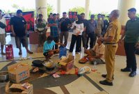 Massa Aksi memasak dan makan di depan kantor Bupati Pohuwato/dok Akulturasipost