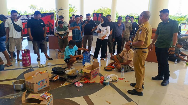 Massa Aksi memasak dan makan di depan kantor Bupati Pohuwato/dok Akulturasipost