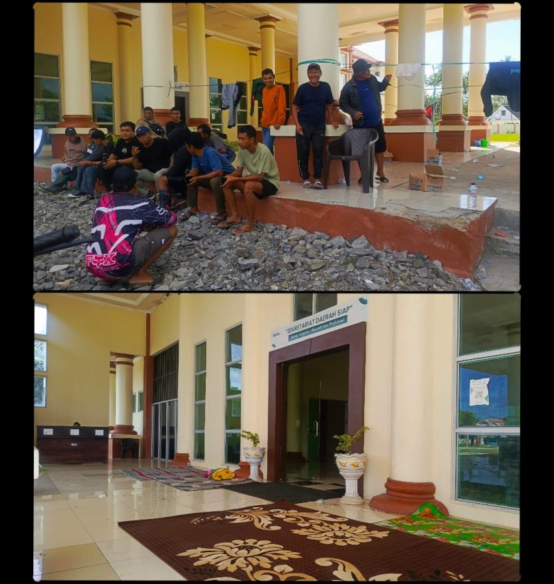 Foto kolase Massa aksi yang menginap dan menggantung pakaian hingga pakaian dalam di depan Kantor Bupati/Dok.Akulturasipost