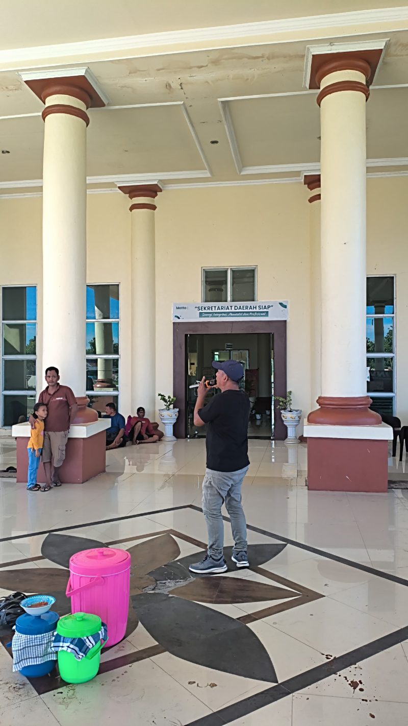 Sonnie Samoe, Jendlap saat berorasi di depan kantor Bupati Pohuwato di hari kedua/Dok Akulturasipost