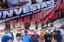 Ketua DPRD Pohuwato Beni Nento dan Anggota DPRD,Abdul Hamid Sukoli bersama Massa aksi pada hari ketiga di Kantor Bupati Pohuwato/Dok.Istimewa