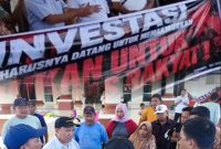 Ketua DPRD Pohuwato Beni Nento dan Anggota DPRD,Abdul Hamid Sukoli bersama Massa aksi pada hari ketiga di Kantor Bupati Pohuwato/Dok.Istimewa