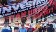 Ketua DPRD Pohuwato Beni Nento dan Anggota DPRD,Abdul Hamid Sukoli bersama Massa aksi pada hari ketiga di Kantor Bupati Pohuwato/Dok.Istimewa