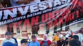 Ketua DPRD Pohuwato Beni Nento dan Anggota DPRD,Abdul Hamid Sukoli bersama Massa aksi pada hari ketiga di Kantor Bupati Pohuwato/Dok.Istimewa