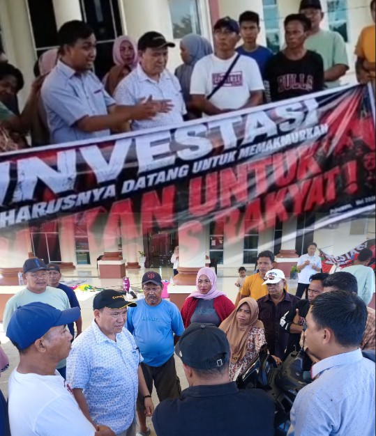 Ketua DPRD Pohuwato Beni Nento dan Anggota DPRD,Abdul Hamid Sukoli bersama Massa aksi pada hari ketiga di Kantor Bupati Pohuwato/Dok.Istimewa