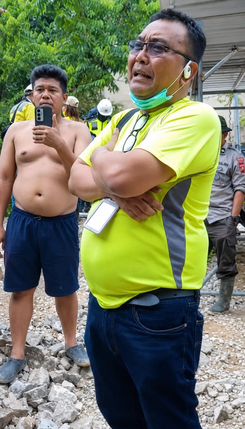 Oknum perusahaan Sukriyanto Puluhulawa saat bediri saat berhadapan dengan wartawan, gambar di tingkatkan menggunakan artifisial intelegensi/Dok istimewa