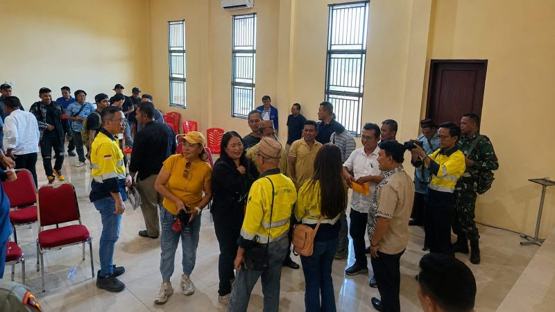Peserta Rapat Mediasi Polemik Penambang Rakyat vs Pani Gold Mine pasca kegiatan di Gedung Panua, Marisa. Ditingkatkan dengan artifisial Intelegent/akulturasipost, S.Amu