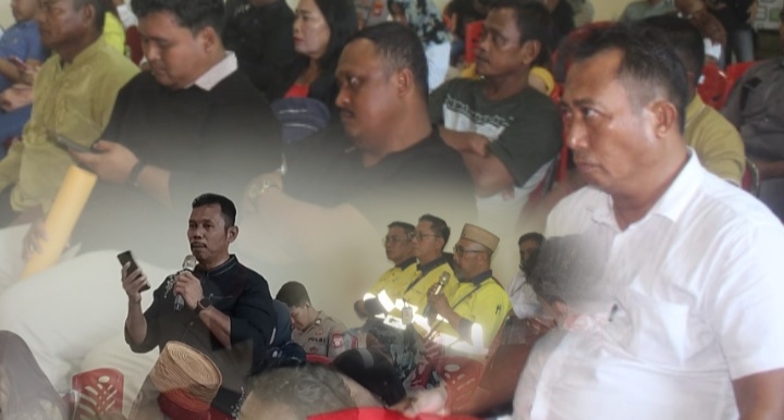 Kolase foto Kepala Dinas PTSP, Yunus Mohamad saat memberikan konfirmasi terkait Izin Pani Gold Mine di Gedung Panua, Jumat 22/05/2026.Akulturasipost/S.Amu