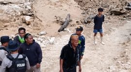 Penambang tradisional yang digusur paksa pada Kamis 28/05/2028, yang mengakibatkan 1 orang penambang tradisional terluka saat adu mulut dengan pihak perusahaan dan APH. 