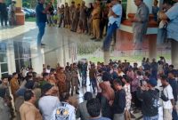 Kolase foto Pemda dan DPRD saat menerima massa aksi penambang rakyat didepan Kantor Bupati Pohuwato/Dok.Istimewa