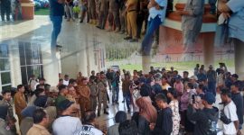 Kolase foto Pemda dan DPRD saat menerima massa aksi penambang rakyat didepan Kantor Bupati Pohuwato/Dok.Istimewa