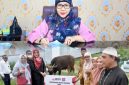 Penyerahan Hewan Kurban PT.Bank SulutGo kepada Pemda Bone Bolango oleh Wakil Pemimpin PT. Bank SulutGo Cabang Suwawa, Selvi Tombokan dan diterima langsung oleh Kepala Bagian Tata Pemerintahan dan Kesra Setda Kabupaten Bone Bolango, Erna Patuti, Senin (25/05/2026).Dok Istimewa