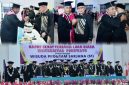 Momen saat Bupati Pohuwato Saipul Mbuinga memeluk Wisudawan Sonnie Samoe yang dikenal merupakan Kritikus aktif terhadap kebijakan pemerintah. Dok Istimewa
