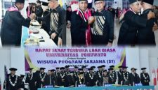 Momen saat Bupati Pohuwato Saipul Mbuinga memeluk Wisudawan Sonnie Samoe yang dikenal merupakan Kritikus aktif terhadap kebijakan pemerintah. Dok Istimewa