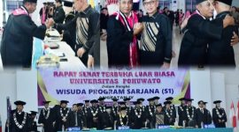 Momen saat Bupati Pohuwato Saipul Mbuinga memeluk Wisudawan Sonnie Samoe yang dikenal merupakan Kritikus aktif terhadap kebijakan pemerintah. Dok Istimewa