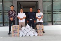 YR TIM saat menyerahkan paket bantuan dalam kegiatan jumat berkah. Dok istimewa