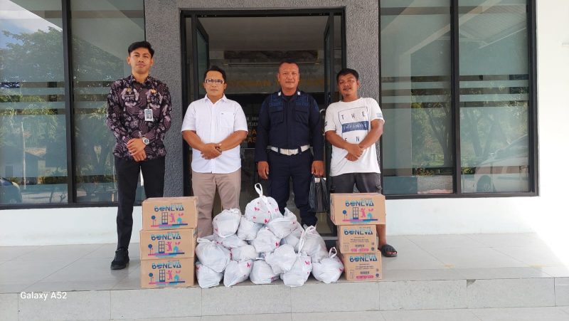 YR TIM saat menyerahkan paket bantuan dalam kegiatan jumat berkah. Dok istimewa