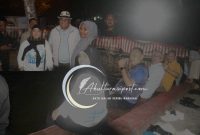 Kolase gambar Mikson Yapanto dan pejabat lainnya bersama masyarakat pengunjung Pensor dan Rachmat Gobel Bersama pengunjung di wisata tersebut. Dok Akulturasipost