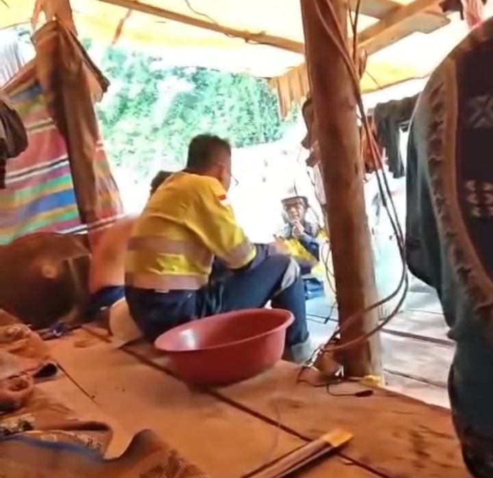 F./screenshoot Video Perdebatan yg berlangsung ketika pihak perusahaan mendatangi kem atau tempat tinggal sementara milik para penambang tradisional