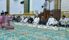 Wakil Bupati bersama unsur Forum Koordinasi Pimpinan Daerah (Forkopimda), tokoh agama, tokoh adat pada gelaran Doa bersama di Masjid Agung Baiturrahim,Marisa.Dok Humas pemda.