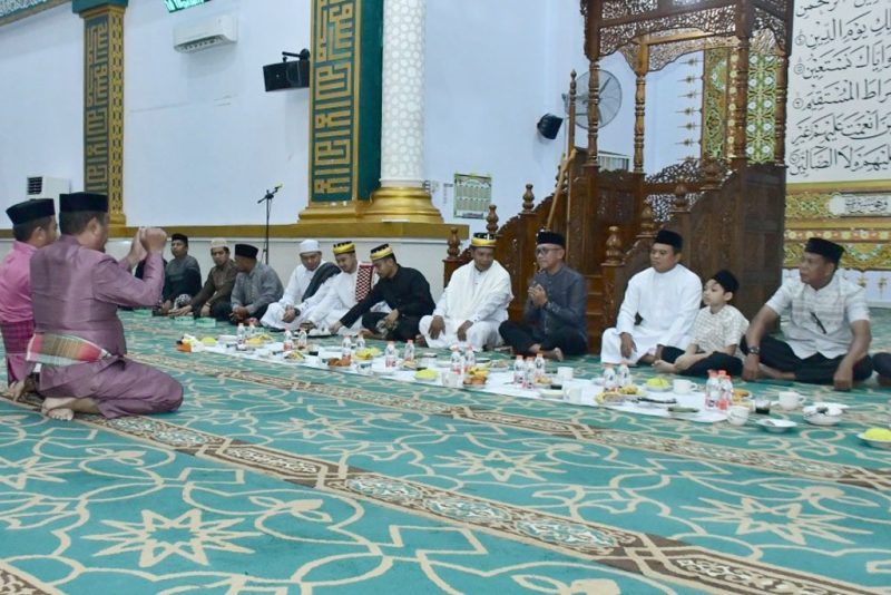 Wakil Bupati bersama unsur Forum Koordinasi Pimpinan Daerah (Forkopimda), tokoh agama, tokoh adat pada gelaran Doa bersama di Masjid Agung Baiturrahim,Marisa.Dok Humas pemda.